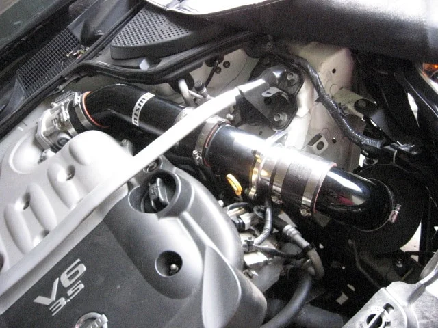 Nissan 350z engine bay with Nismo R-Tune cold air intake installed