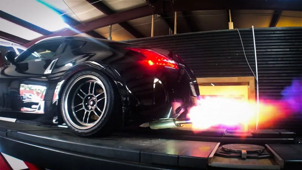 Nissan 370z with test pipes shooting flames