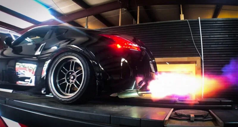 Nissan 370z with test pipes shooting flames