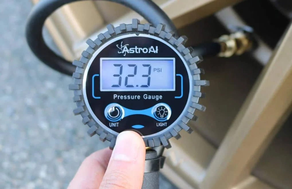 Digital tire pressure gauge