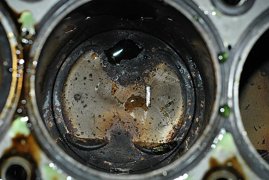 Mitsubishi 4B11T piston damage