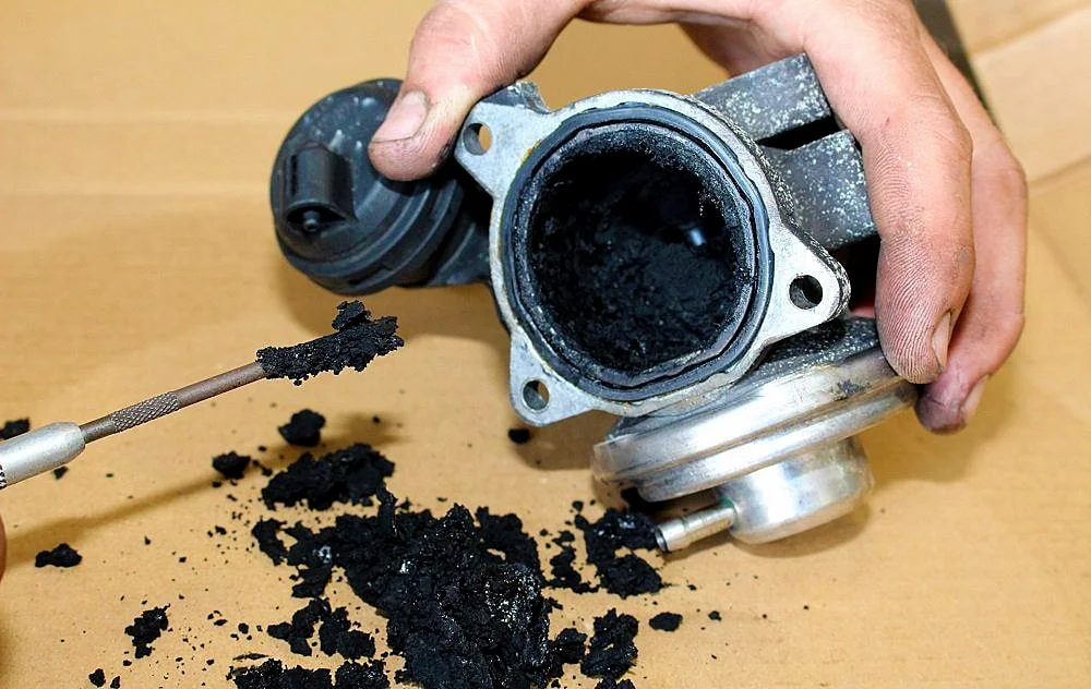 Removing carbon deposit from a dirty EGR valve