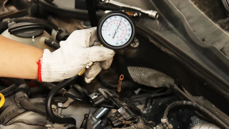 Checking engine compression using a testing tool