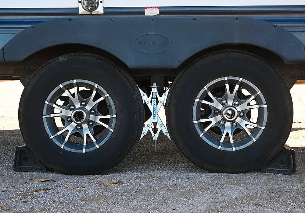 C-type camper stabilizer in use
