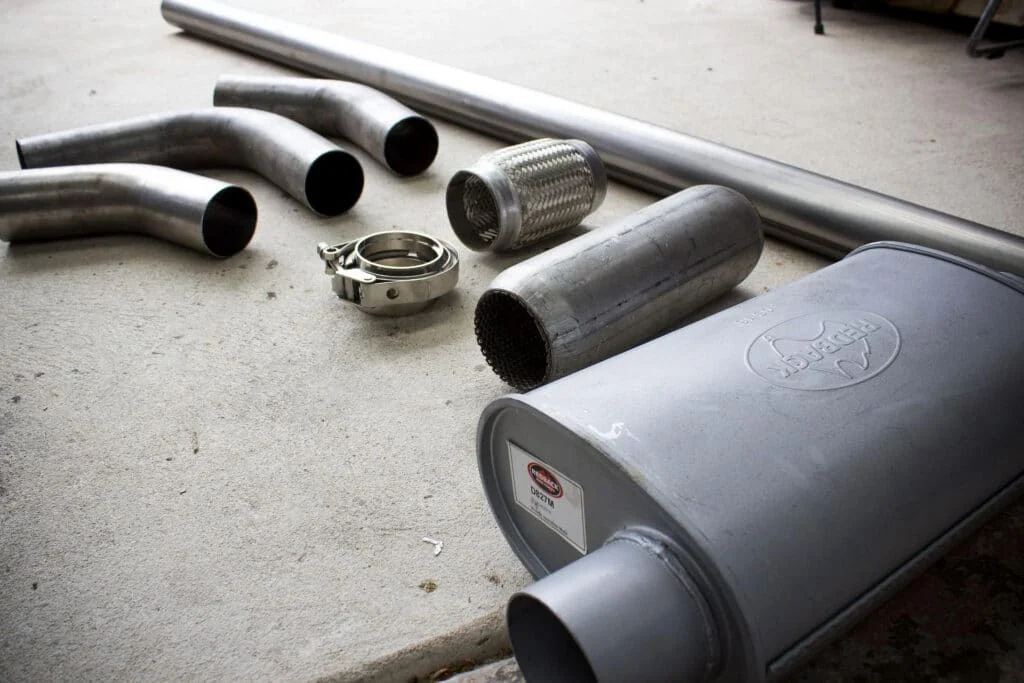 Exhaust muffler and connecting pipes