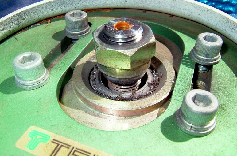 Coilover clunking due to loose top hat bolt