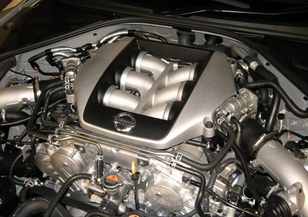 VR38DETT motor in R35 GTR engine bay