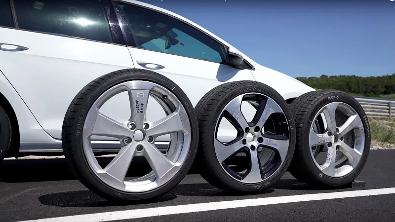 Differently sized wheels placed next to a VW Golf