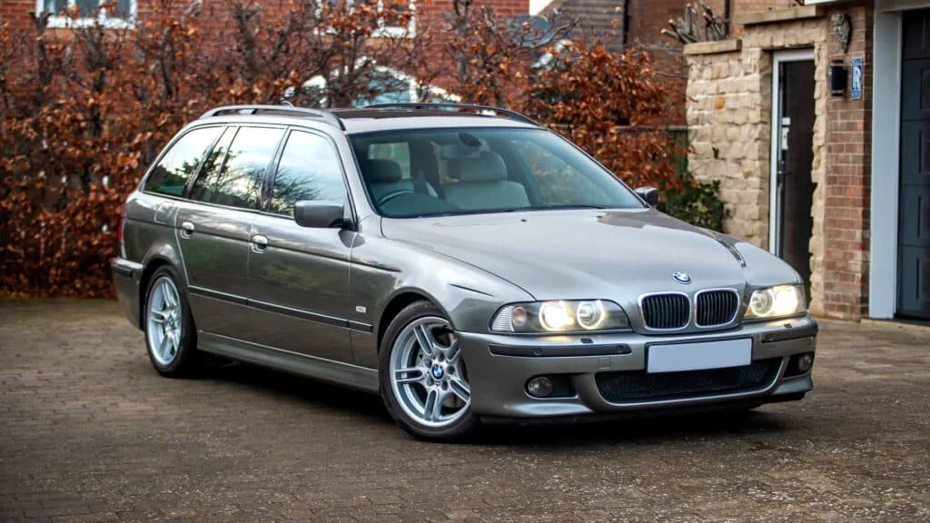 Golden brown BMW E39 540i Touring in autumn