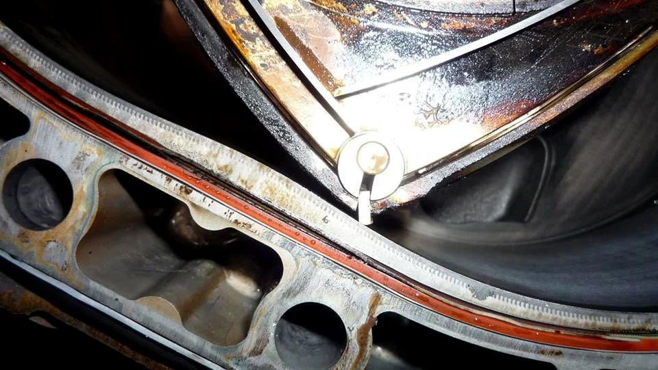 Faulty apex seals in a rotary engine