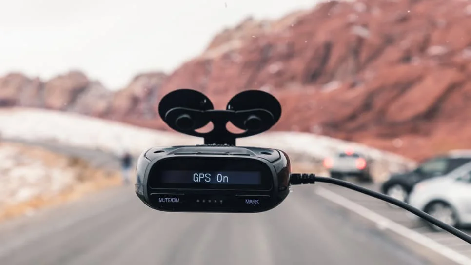 Radar detector mounted on a windscreen