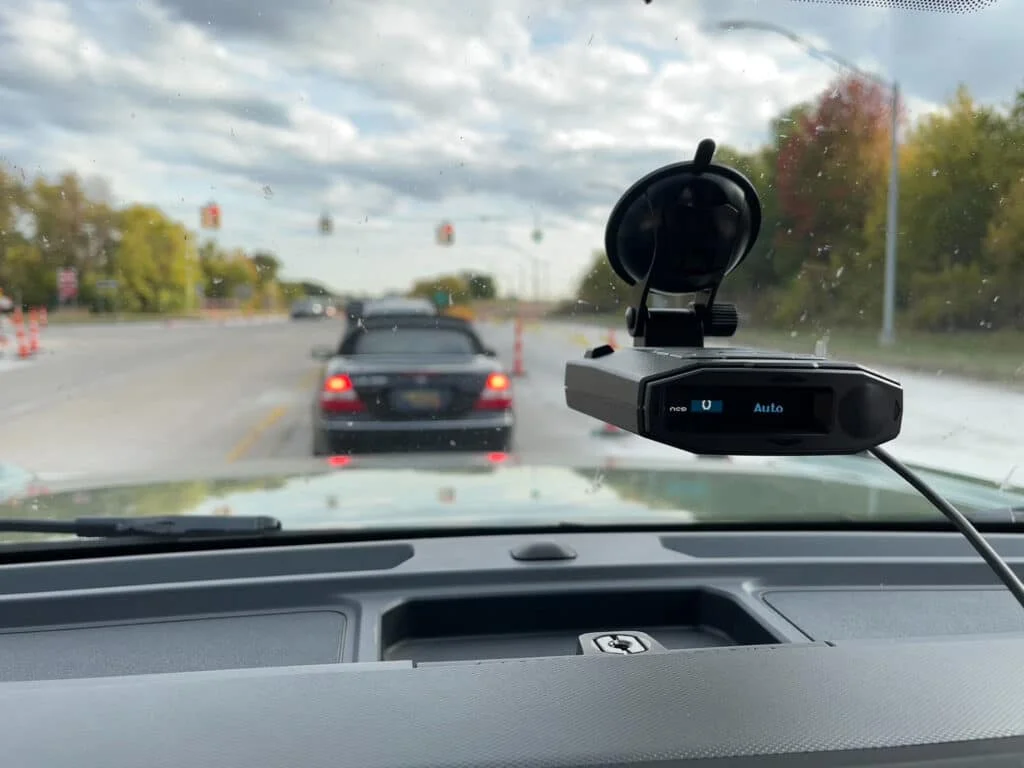 Center-mounted windshield radar detector
