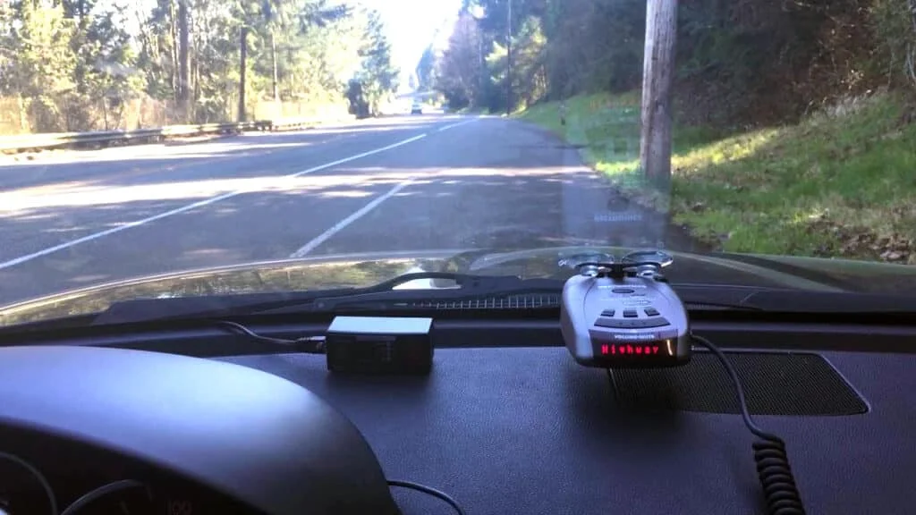 Low-mounted windshield radar detector