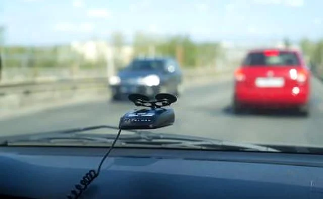 Windshield mounted radar detector in use in Georgia
