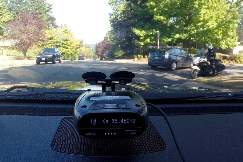 Center-mounted radar detector