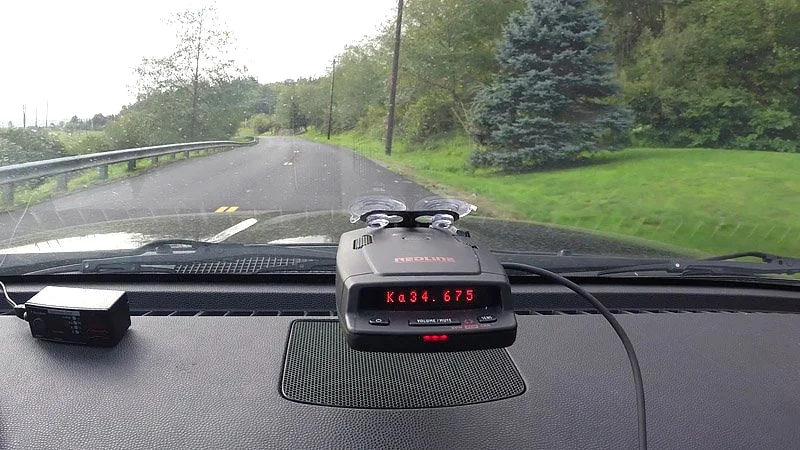 Radar detector with extended antenna