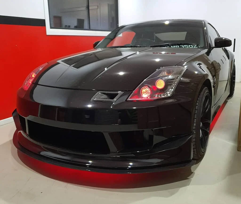 Black 350z with red underglow lights