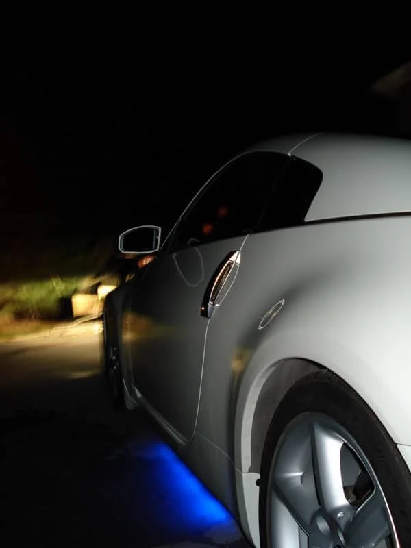 Clean white Z33 with blue underglow