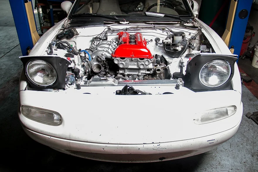 SR20DET motor in a white NA Miata