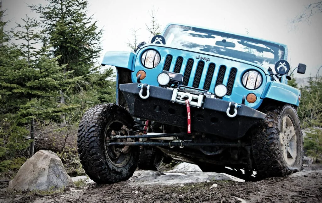 Solid axle Jeep flexing on rocks