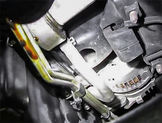 Oil leak in a VG33E engine