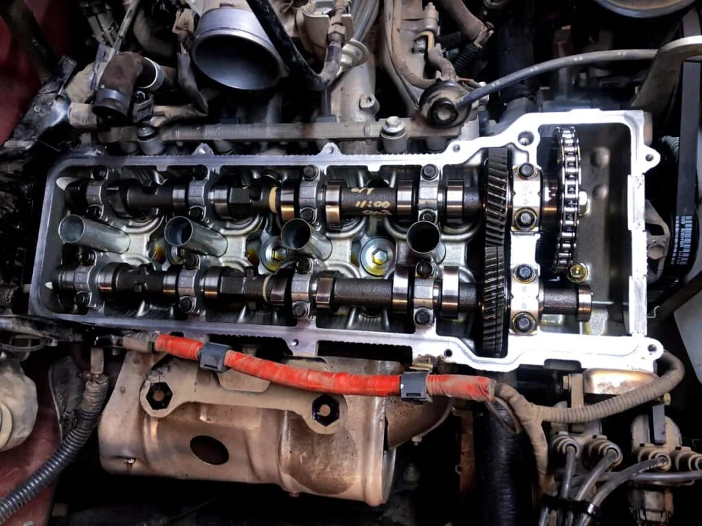 Toyota 2RZ-FE engine valves