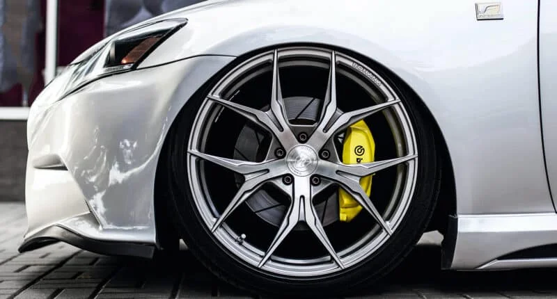 The Difference Between Low-Profile Tires & Regular Tires
