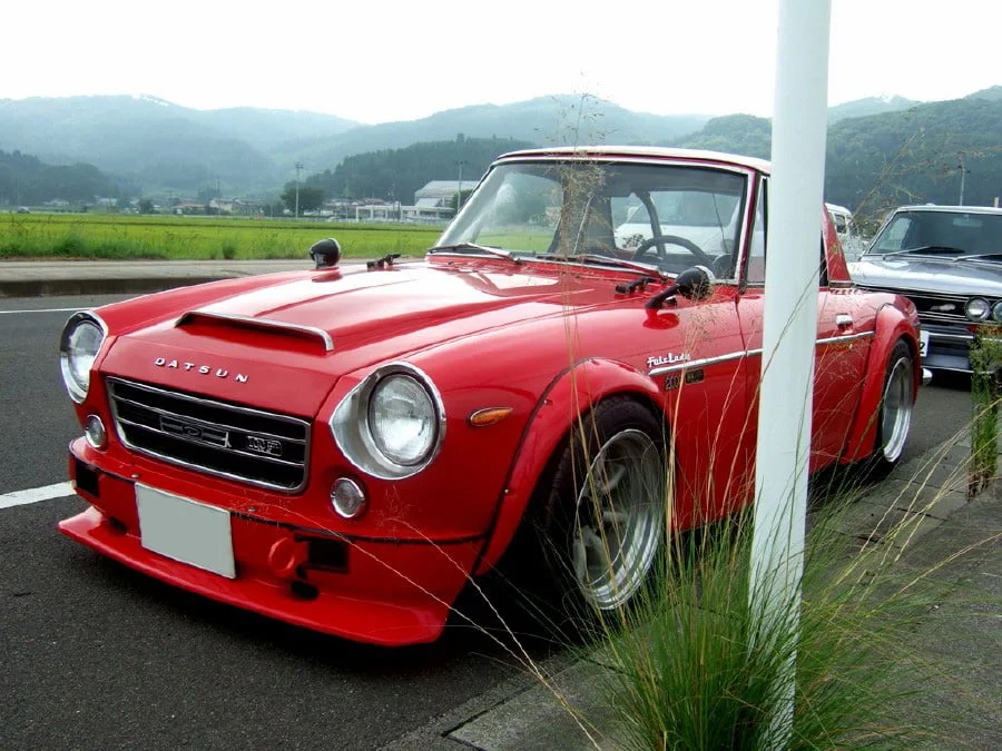 Red Fairlady Z lowered