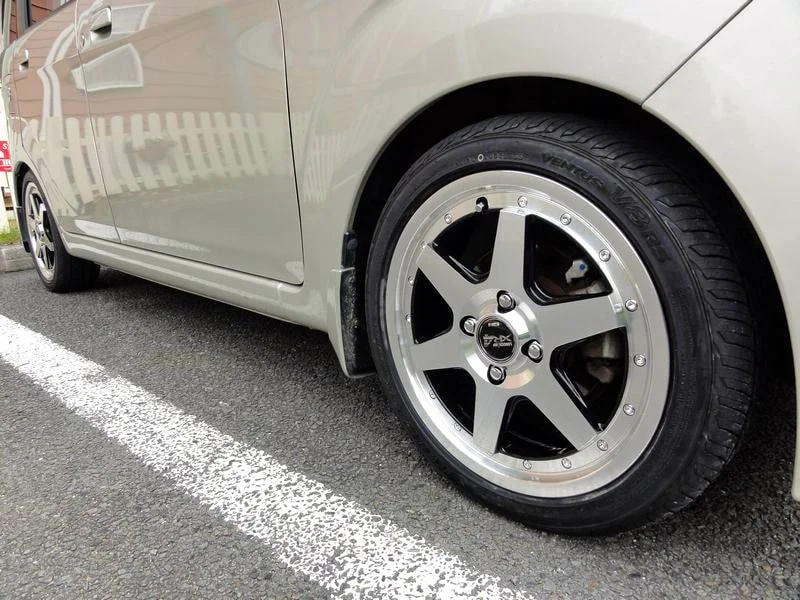 Suzuka Longchamp XR-4 installed on a white Kei car