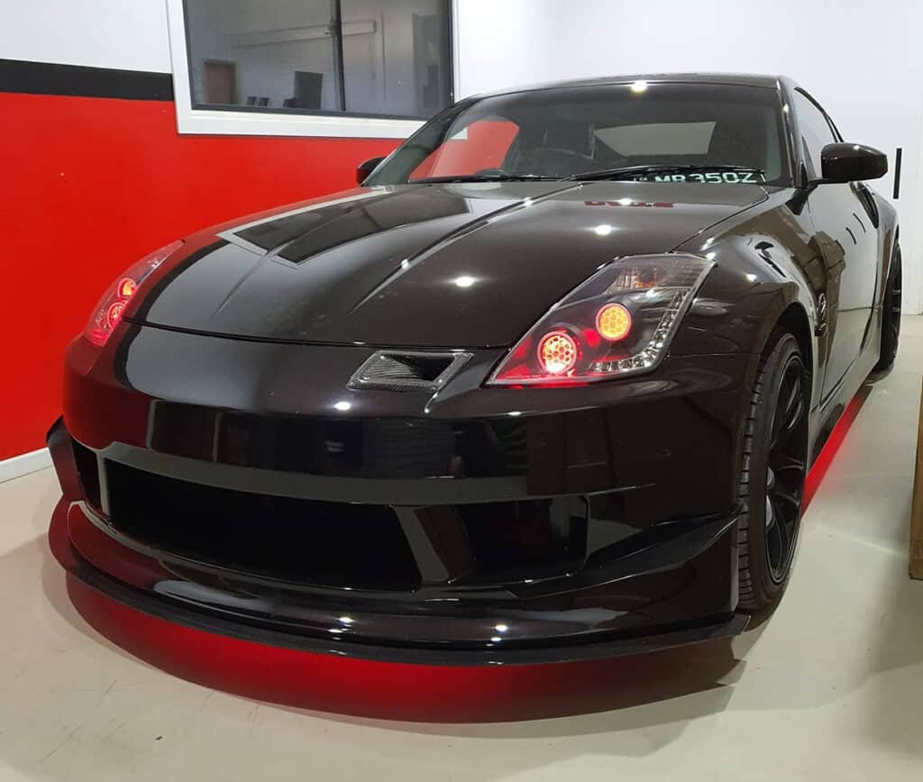 Black 350z with red underglow lights