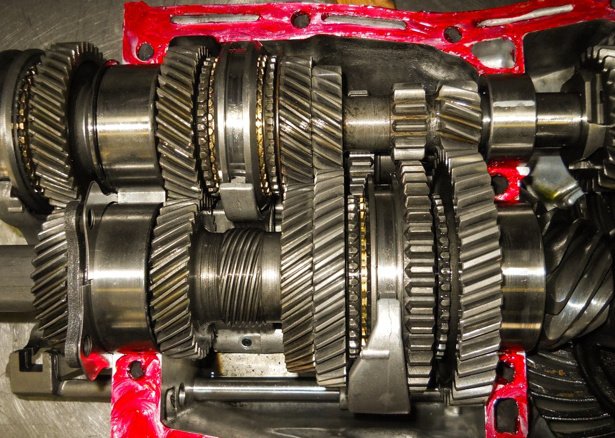 Helical vs Straight Cut Gears Difference Explained Low Offset