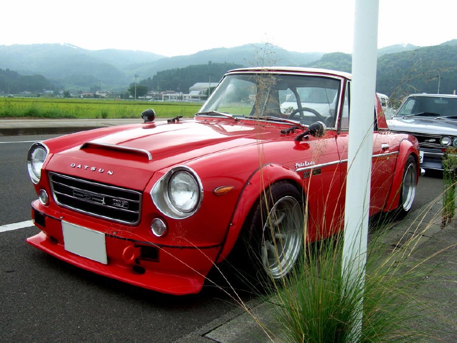 Red Fairlady Z lowered