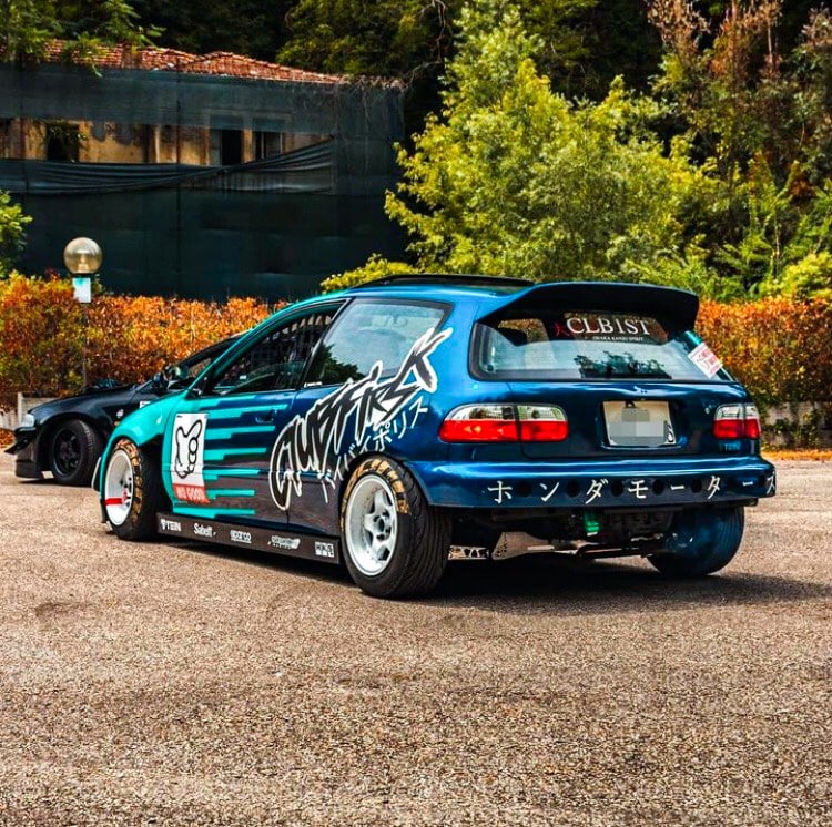 Decked-up 5th-gen Civic without rear bumper