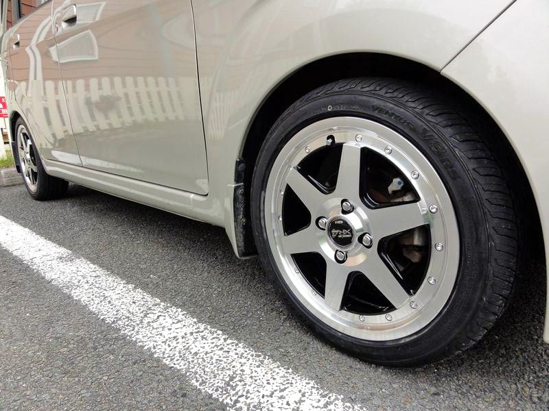 Suzuka Longchamp XR-4 installed on a white Kei car